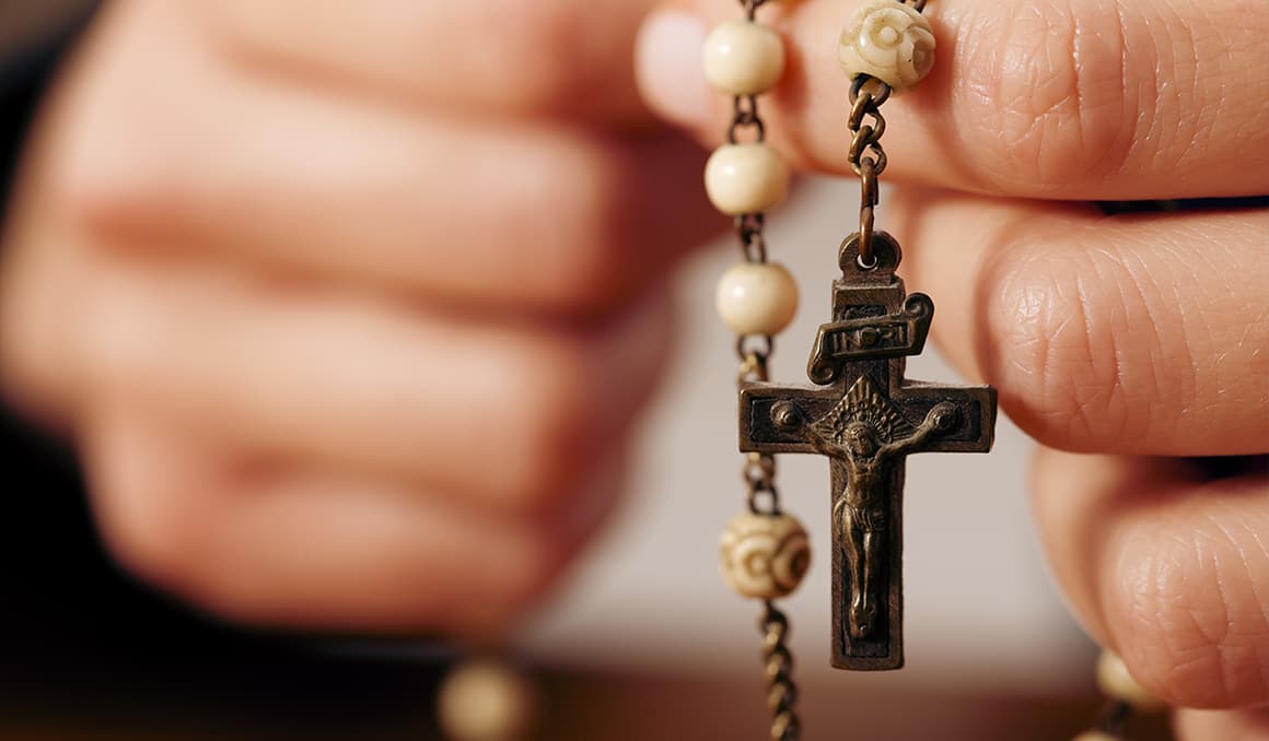Thousands gather at the Vatican to pray for Pope Francis