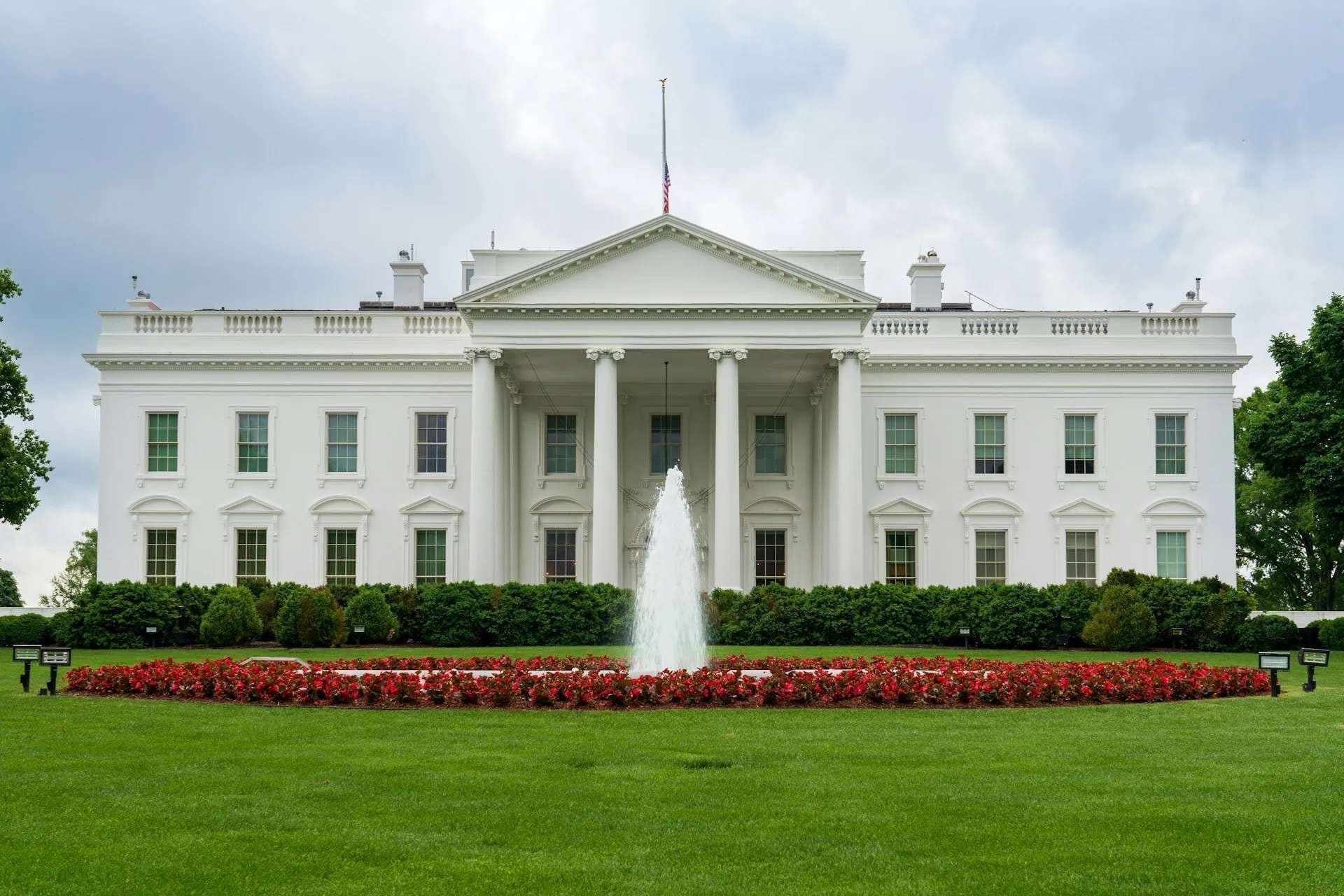 Suspect killed after firing shots outside White House